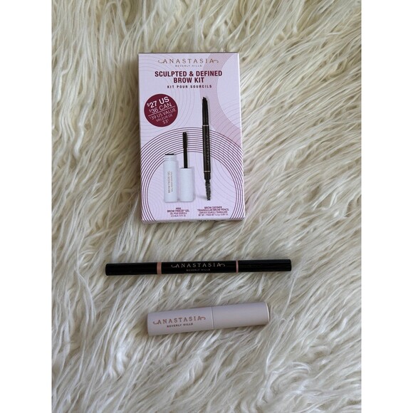 Anastasia Beverly Hills Sculpted & Defined Brow Kit
Soft Brown - Picture 3 of 10